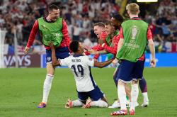 英雄联盟总决赛-英格兰球员庆贺胜利赛后欢乐无比