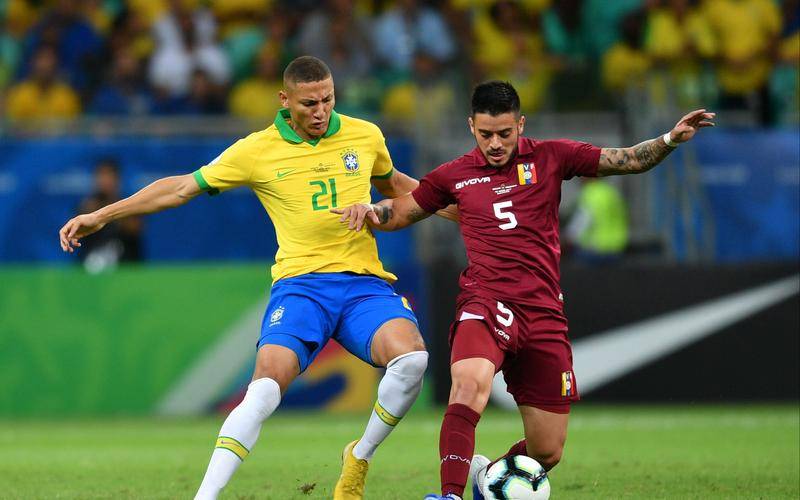 包含南美球员们在自由杯半决赛中势如破竹的词条