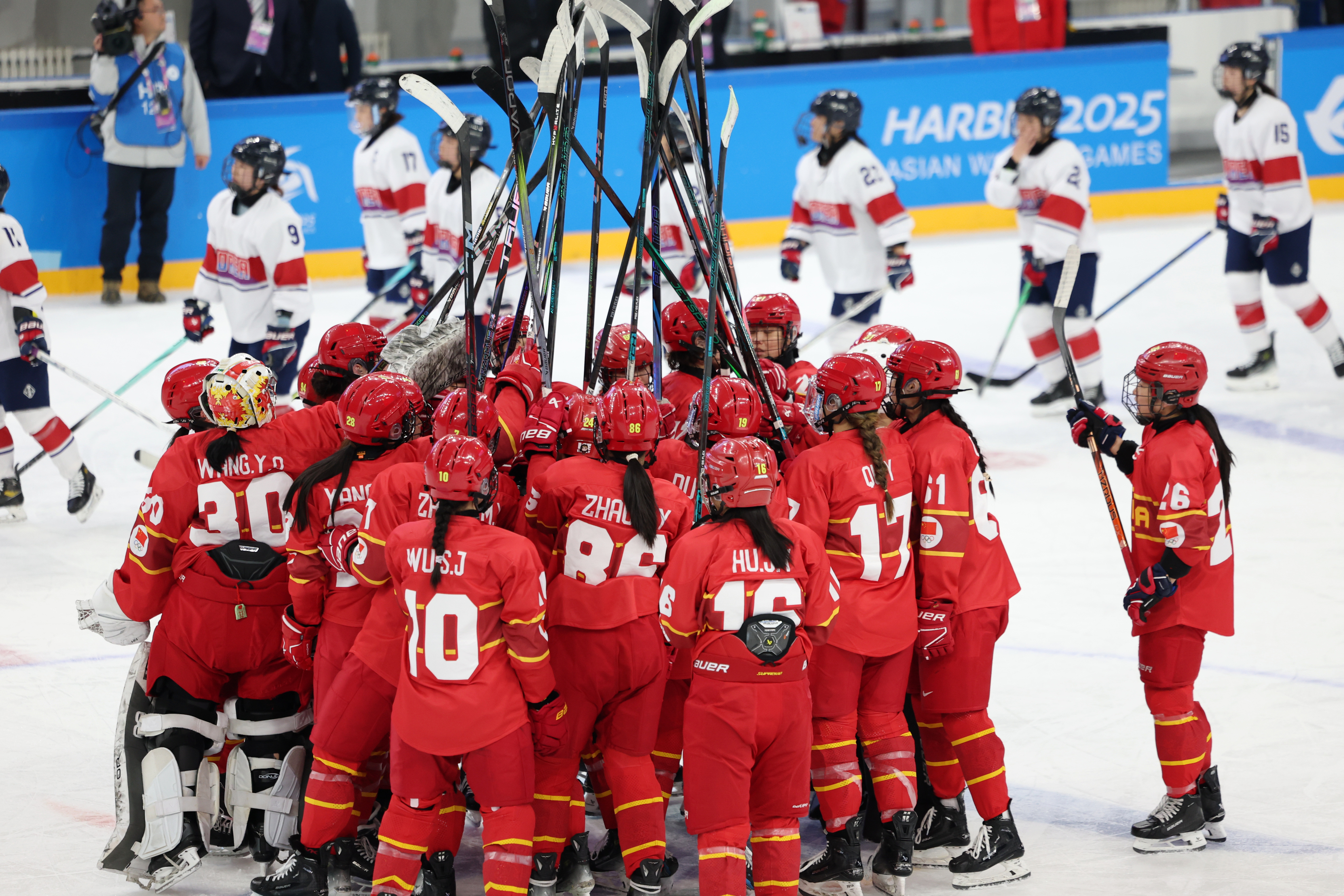 冰球选手发挥出色，荣膺最佳MVP的简单介绍