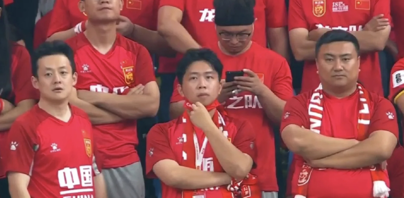 篮球比赛观众席热闹非凡，球迷热情高涨！