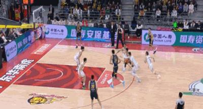 强队对决，胜负难分，球迷欢呼雀跃