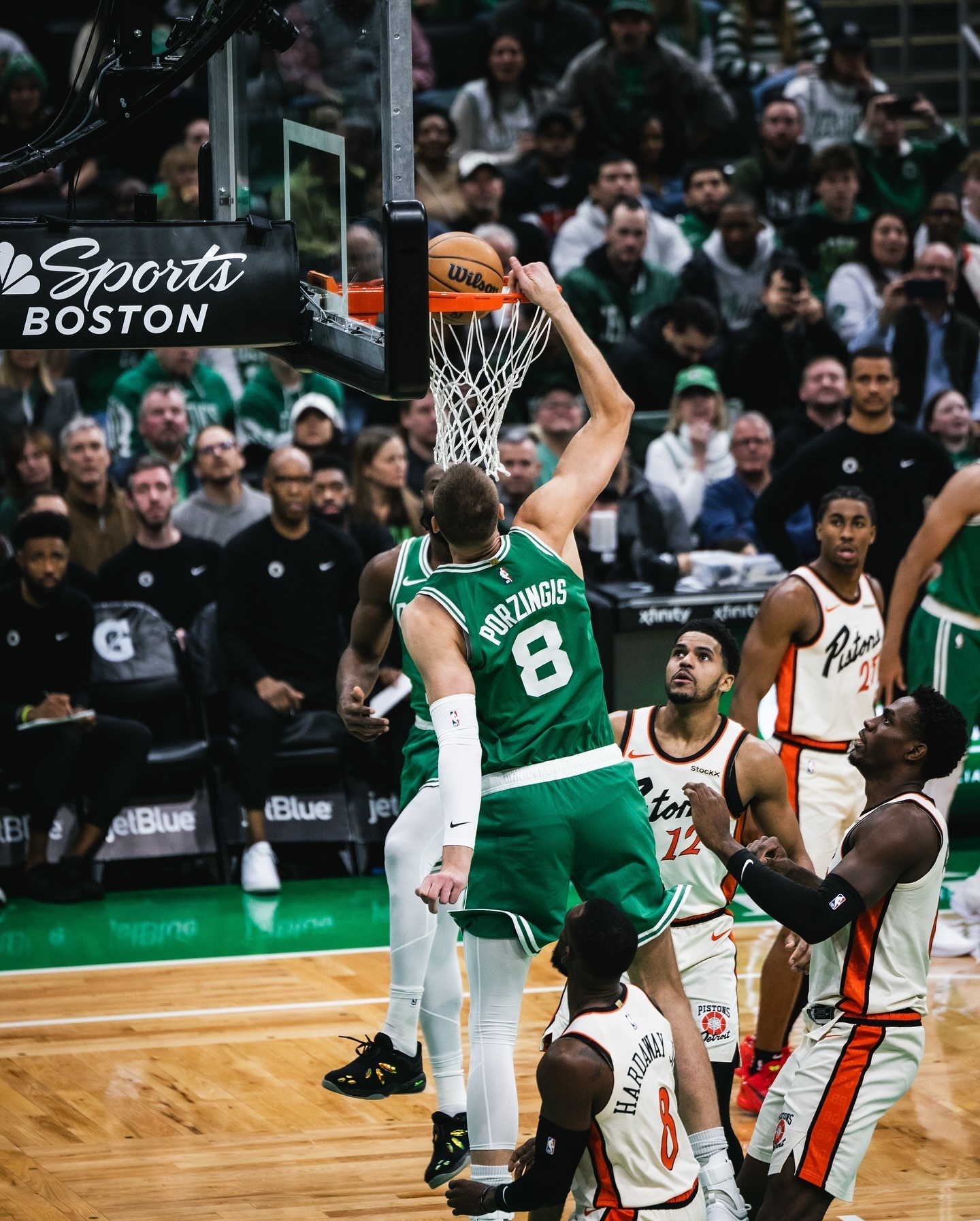 热火队再胜凯尔特人队，总决赛胶着紧张