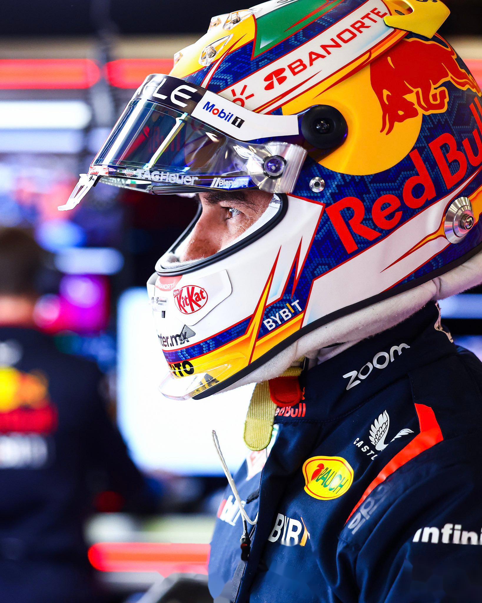 红牛车队鏖战索伯车队，佩雷兹点燃赛场