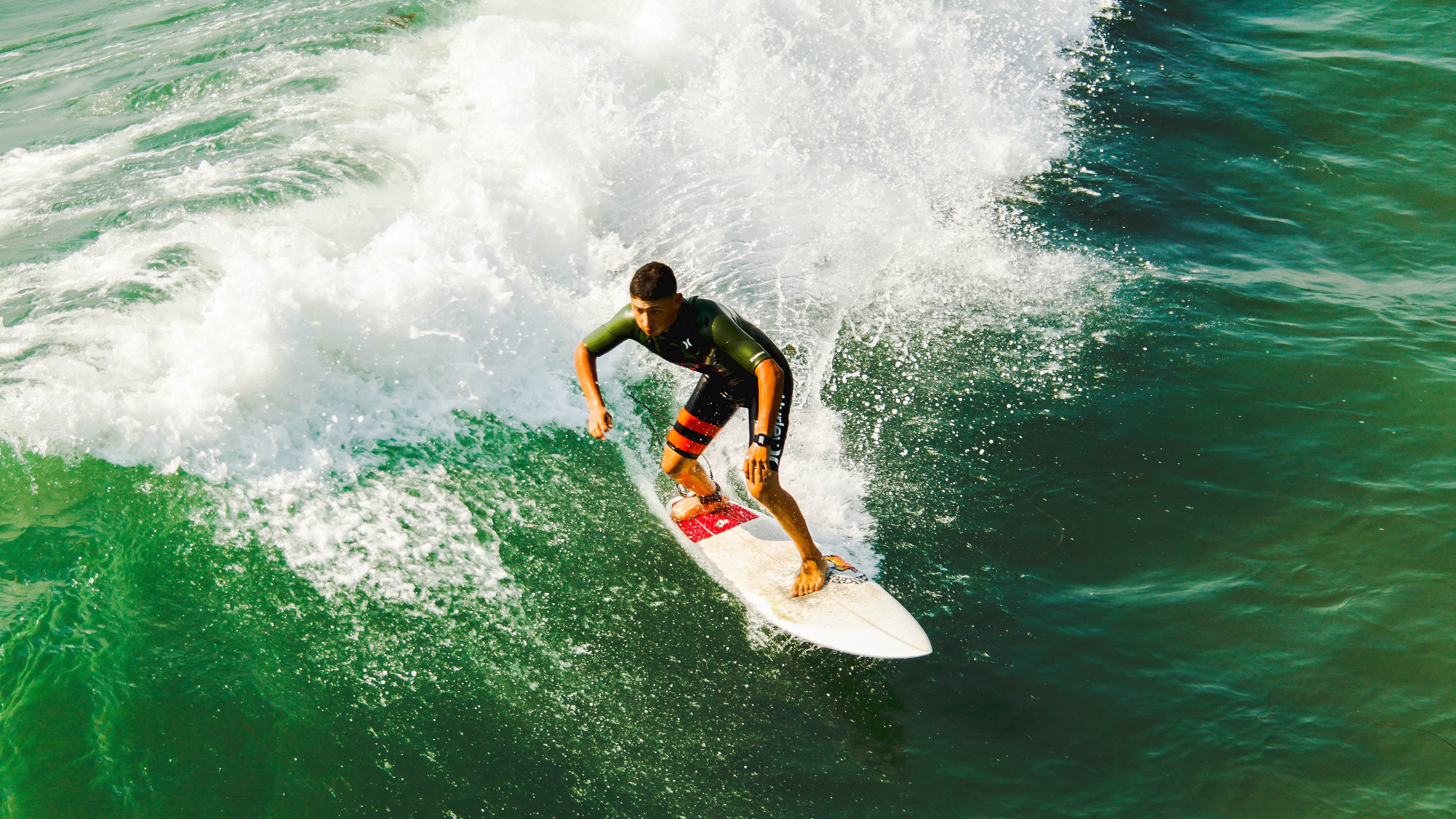 新赛季双线开战，F1赛道的战术铁幕与篮球场的封锁引擎