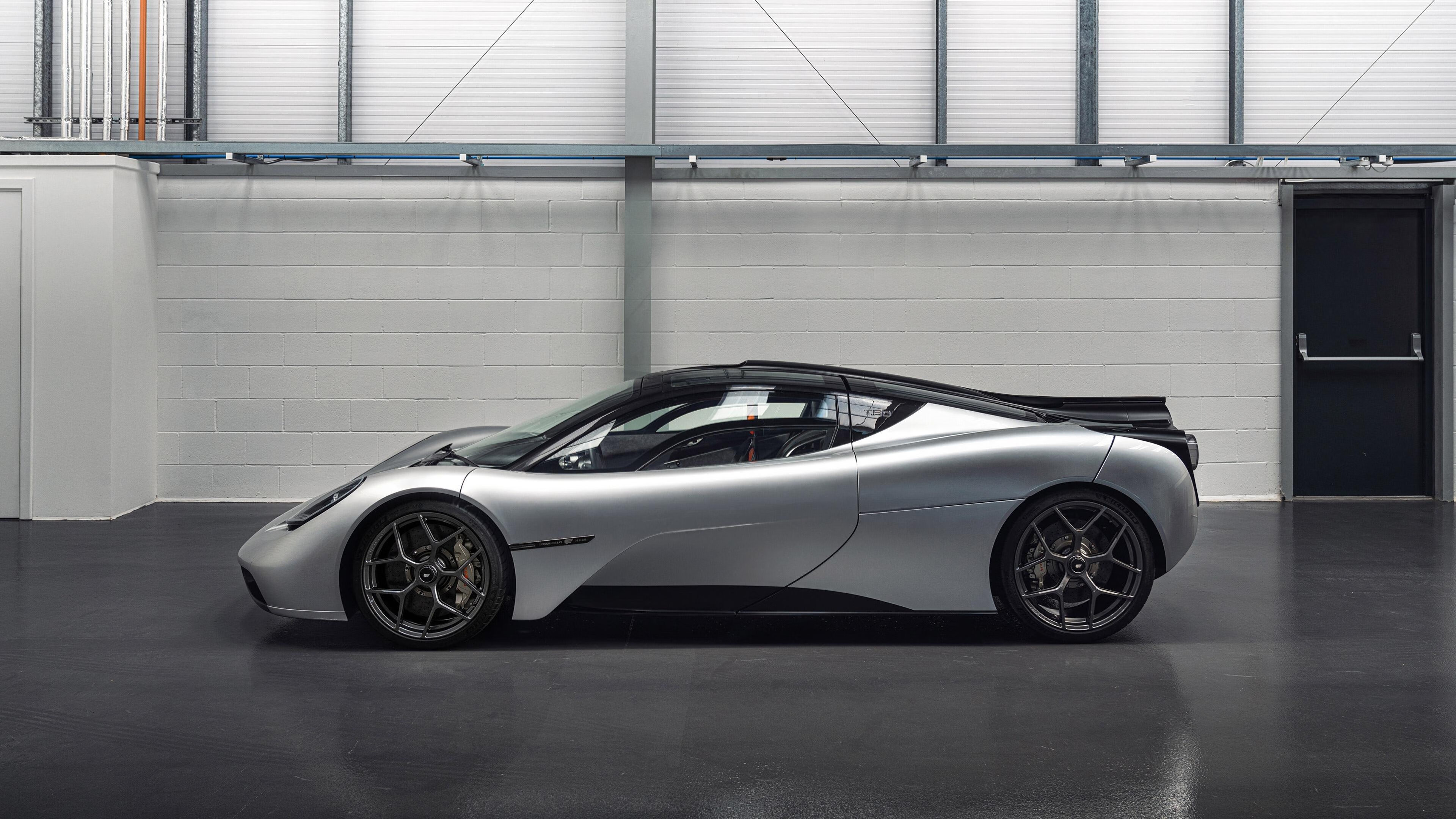 罚球点与倒勾射门之间，阿克一锤定音终结芬兰悬念